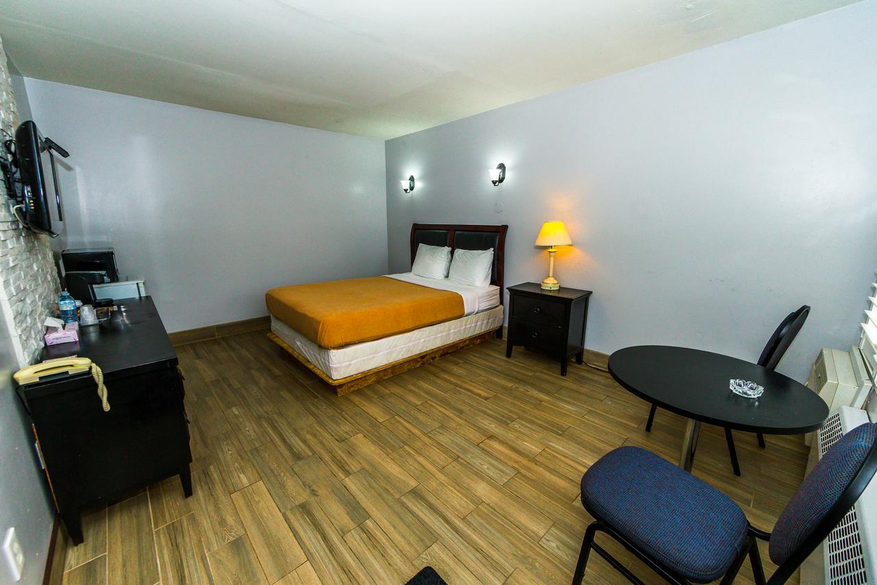 New Plaza Motel โตรอนโต ภายนอก รูปภาพ