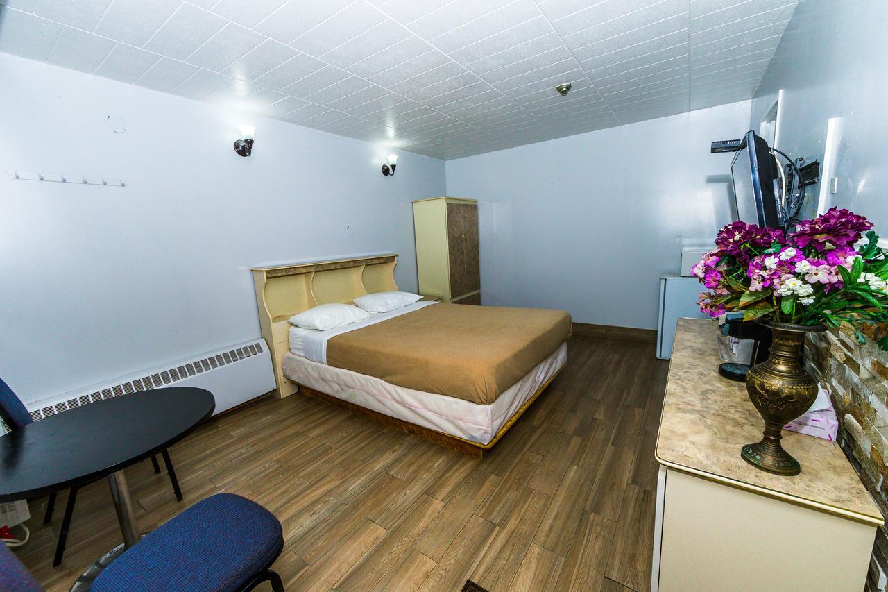 New Plaza Motel โตรอนโต ภายนอก รูปภาพ