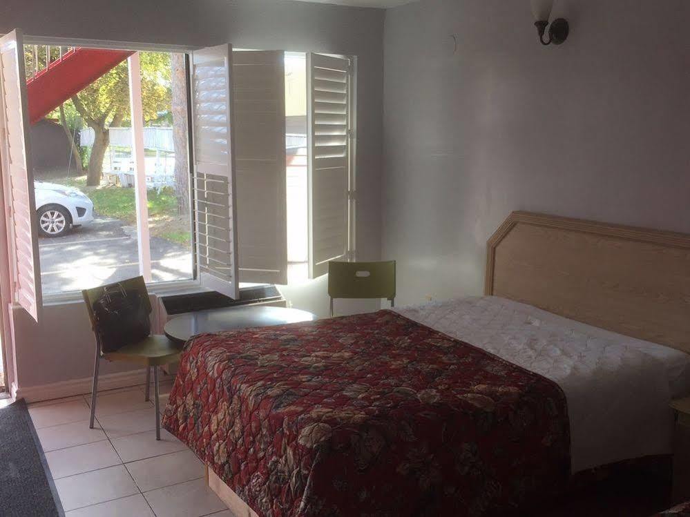 New Plaza Motel โตรอนโต ภายนอก รูปภาพ